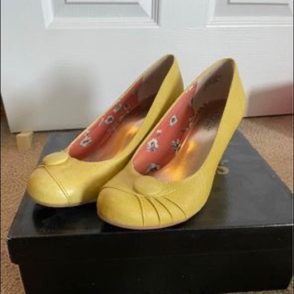 Amazing yellow shoes